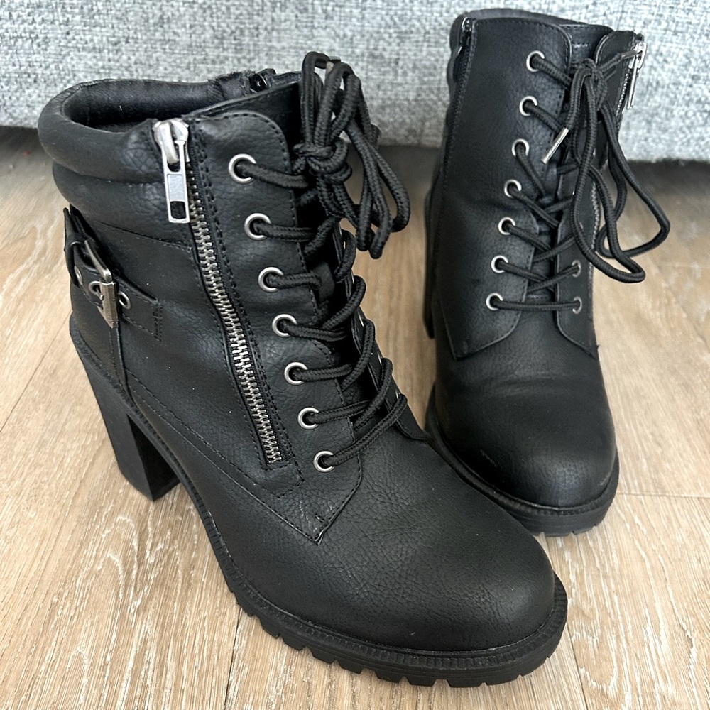 ⚫️Torrid Lace Up Booties⚫️